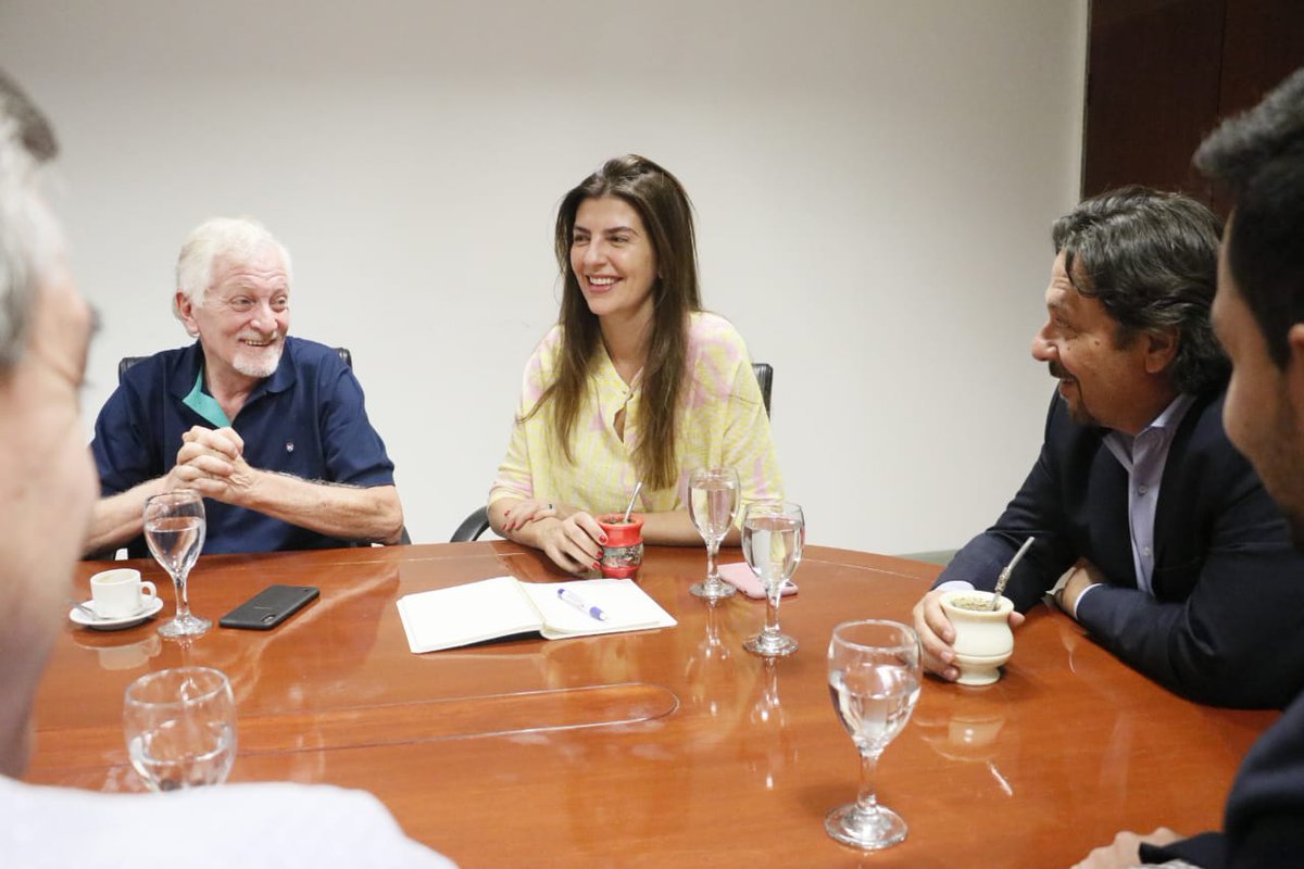 PrensaBettina's tweet photo. Junto a @GustavoSaenzOK e intendentes salteños electos. 👏🏼 Queremos una #TransicionTransparente ✨ para lograr mejores diseños de programas y un plan de trabajo para los próximos años. 💹💯📊 https://t.co/p9RIbHgsra