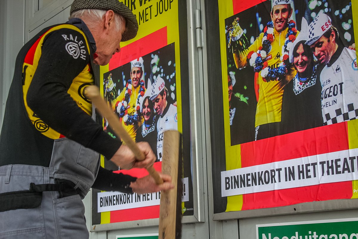 Daar gaat Joop dan. De boer op. Posters plakken.
Voor de zijn eigen wielertheatershow die eind mei en juni 2020 exclusief in 8 theaters in Nederland te zien is.

bit.ly/detourvan80 voor de speellijst en de kaarten!