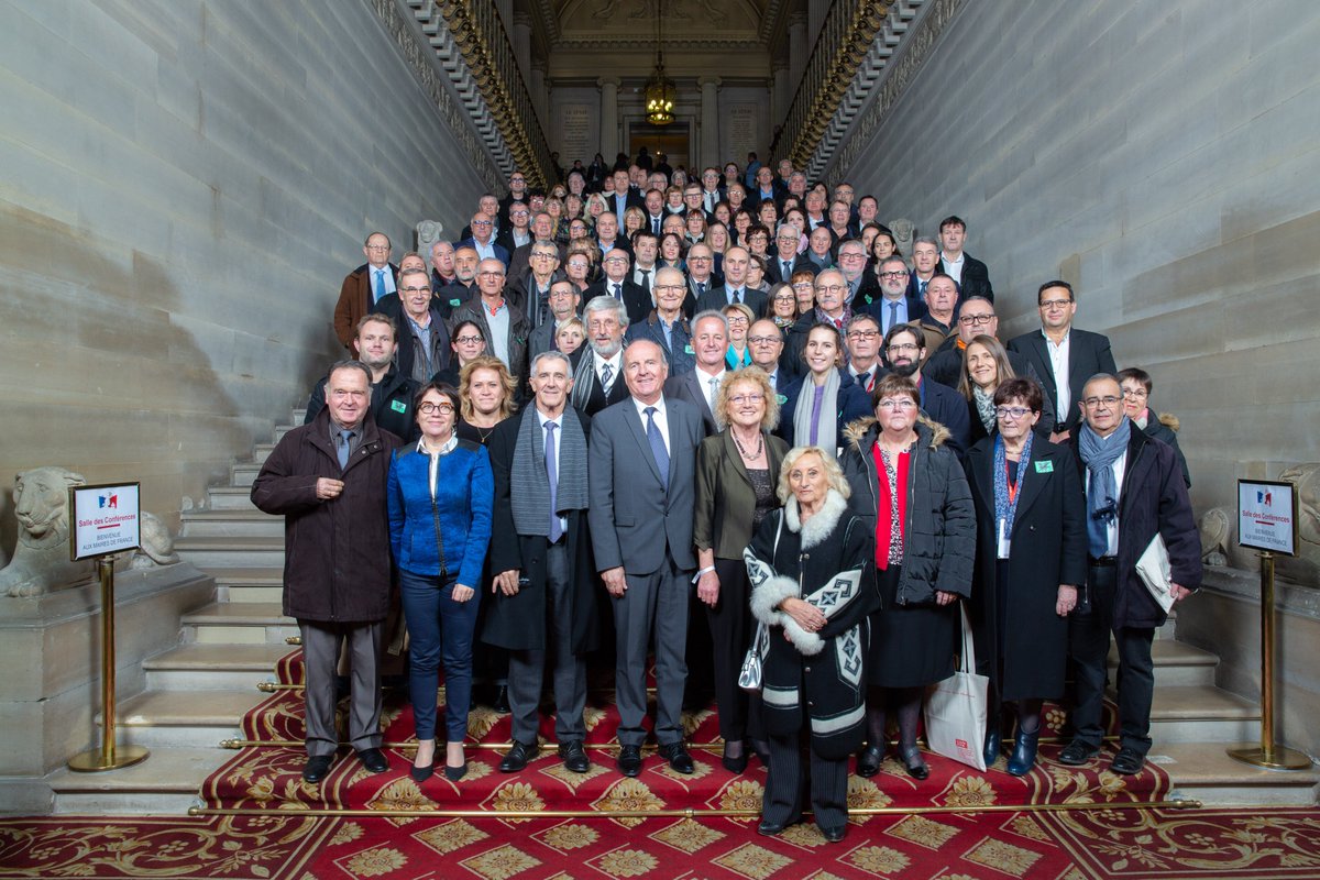 Très heureuse d'accueillir les Maires de la Charente-Maritime avec mes collègues Daniel Laurent et <a href="/LalandeBernard/">Bernard Lalande</a> à l'occasion du 102ème congrès des Maires de France. Il est fondamental de réaffirmer notre soutien à ces acteurs du quotidien. #Sénat #Maires #AMF