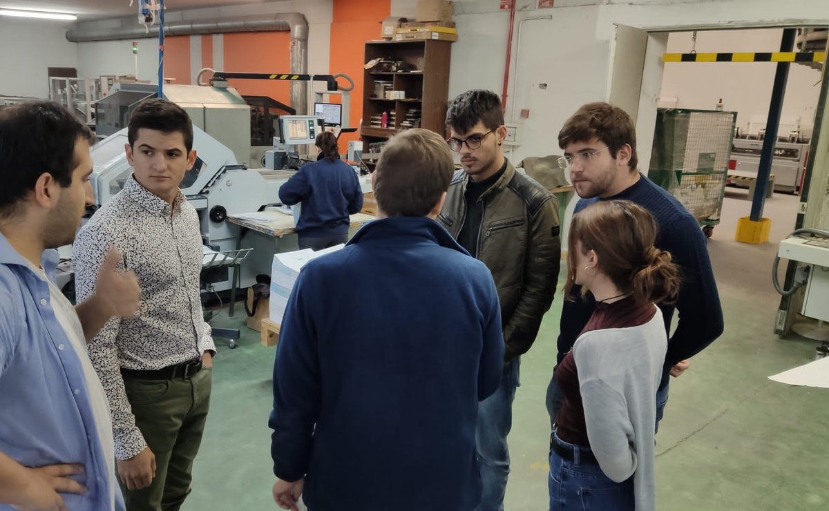LuisMartinNuez's tweet photo. En nuestra visita el primer día en nuestra nueva oficina de @ainventores en @Edelvives

Sinceramente impresionante como una editorial está a la última en innovación, automatización y nuevas metodologías de trabajo. Y no lo digo por cumplir. Os invito a conocerlo. 👨‍🔧👏🚀 https://t.co/83UyNsYOnb