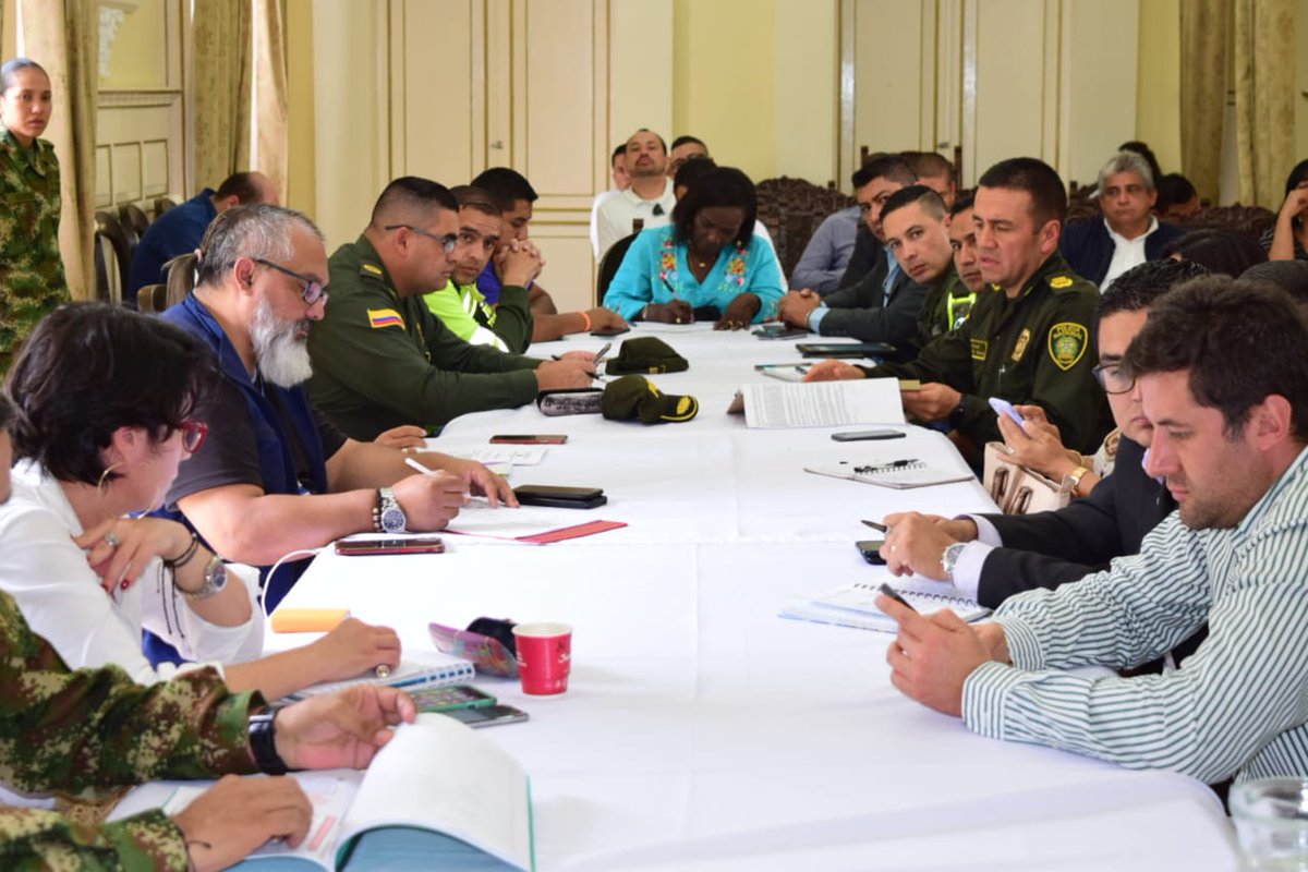 En #ConsejoSeguridad ampliado donde participan autoridades, gremios y organizaciones, con quiénes establecemos diálogo alrededor de las garantías para los ciudadanos el día de mañana.