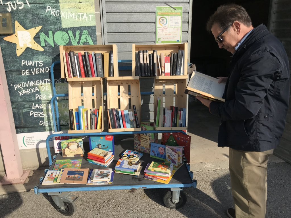 cresidusvo's tweet image. #DeixaLlibres durant la Setmana Europea de la Prevenció de Residus a la xarxa de deixalleries comarcal. Vine a buscar un llibre i #reutilitza @cresidusvo  #EWWR #EWWRCat #EWWR2019 #ReduceYourWaste.