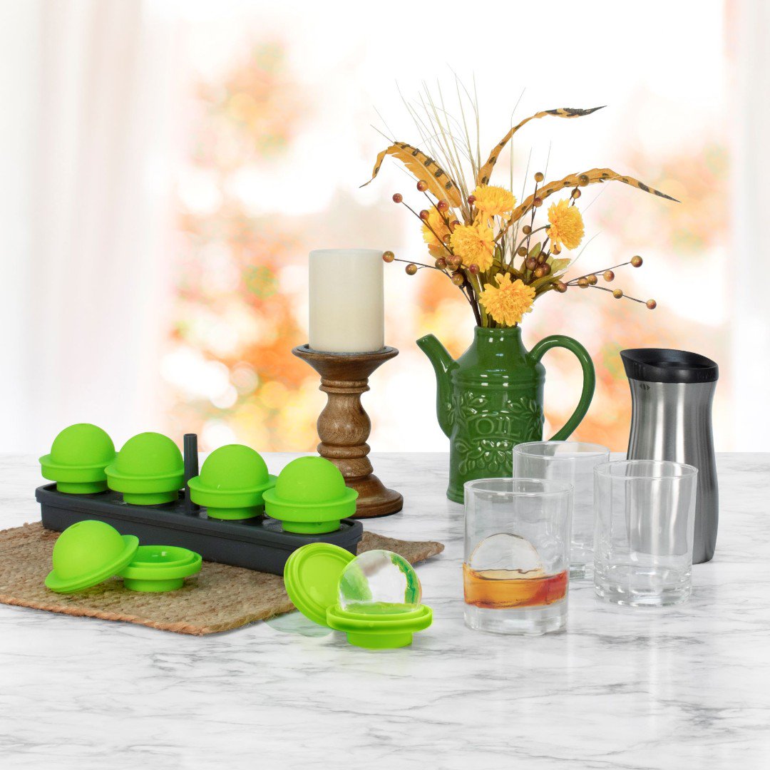 Clear ice makes Thanksgiving cocktails even more enjoyable. 🔮 #ThanksgivingDrinks #ClearIce #KitchenTools #Tovolo