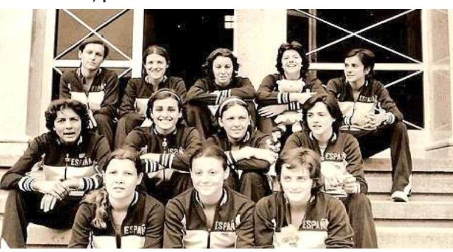 AgrasFernando's tweet photo. 45 años de esta imagen de la selección española junior de baloncesto femenino #RosaCastillo #CarmenFraile #Marga #RosaMonsalve #AnaHerrero #ÁngelesLiboreiro #MercedesCastillo #NataliaBalagué #RuthEspalza #ConchiNavio #PepaCalvet #SusanaGarcía Europeo junior #basketfem 1974 https://t.co/KYuMPInWND