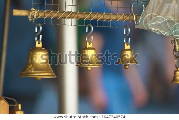 eyemblackboard's tweet image. #Campanelle di #ottone appese in un #mercatodellepulci a #Firenze | little hanging brass #bells in a #fleamarket in #Florence
#photography #royaltyfree @shutterstockreq
#Download shutterstock.com/it/image-photo…
More #Subscription bit.ly/2n0OhTi