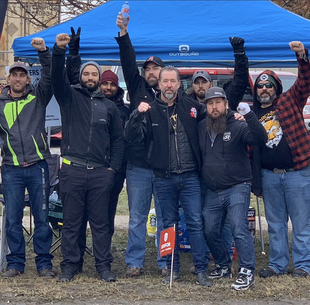 STRIKE!!!
The Brothers and Sisters of Teamsters Local 419 stand strong with our Rail Teamster family in Brampton Ontario #InSolidarityWeRise 🇨🇦 #TeamstersCanada #TeamstersRail #CNStrike #TeamsterFamily ✊🏼 Teamsters Rail