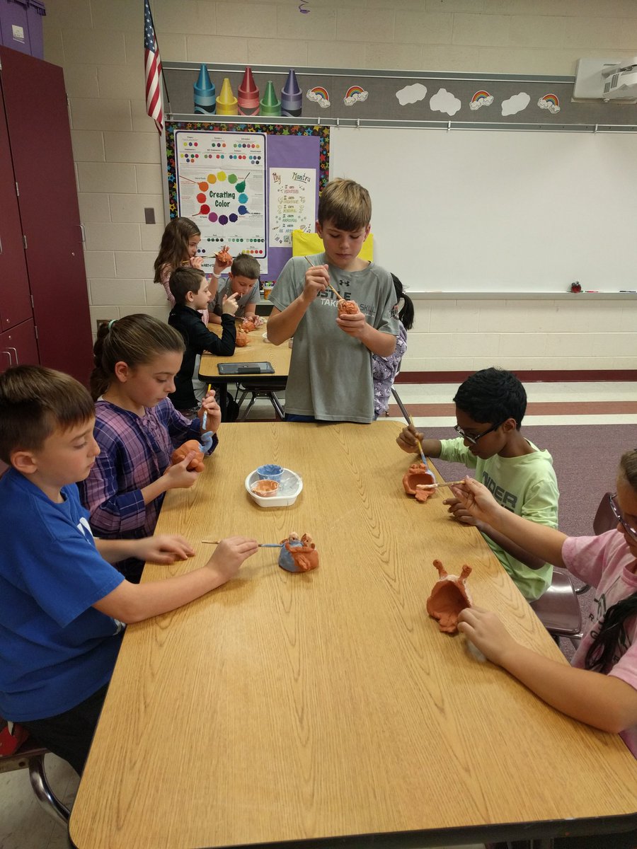 artedallthetime's tweet image. Third graders were so excited to add glaze to their clay creatures today! #addcolor #suchfocus #gvfeeling