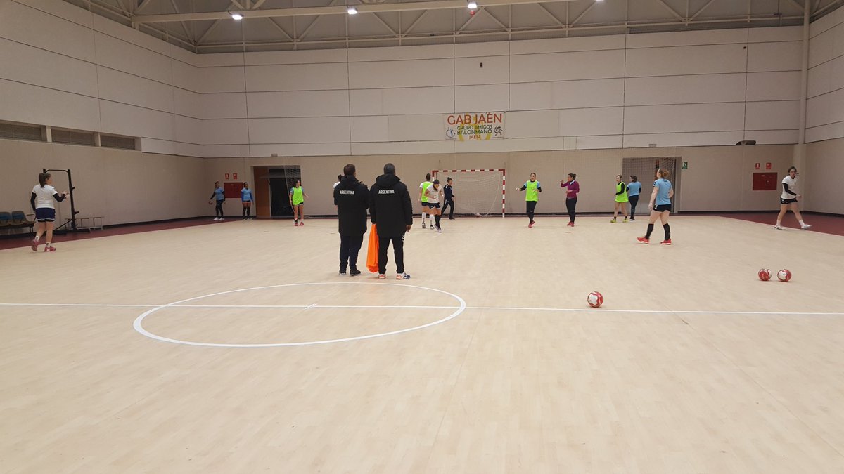 La Selección 🇦🇷 Adulta 🤾‍♀️se encuentra en Jaén, España. #LaGarra se prepara para el Mundial de 🇯🇵 pero antes jugará este jueves un amistoso con el selectivo Junior de 🇪🇦 #VamosArgentina 💪
📸 CAH y MM
<a href="/fchtvok/">FCHtv</a> <a href="/mcandoli/">Matías Candoli ⭐⭐⭐</a> <a href="/LeopoRivarola/">Leopoldo Rivarola</a> <a href="/ShulaGavilan/">Shula Gavilan</a> <a href="/RubenDiliddo/">Rubén Di Liddo</a> <a href="/confedepcba/">Confedeportescba</a>