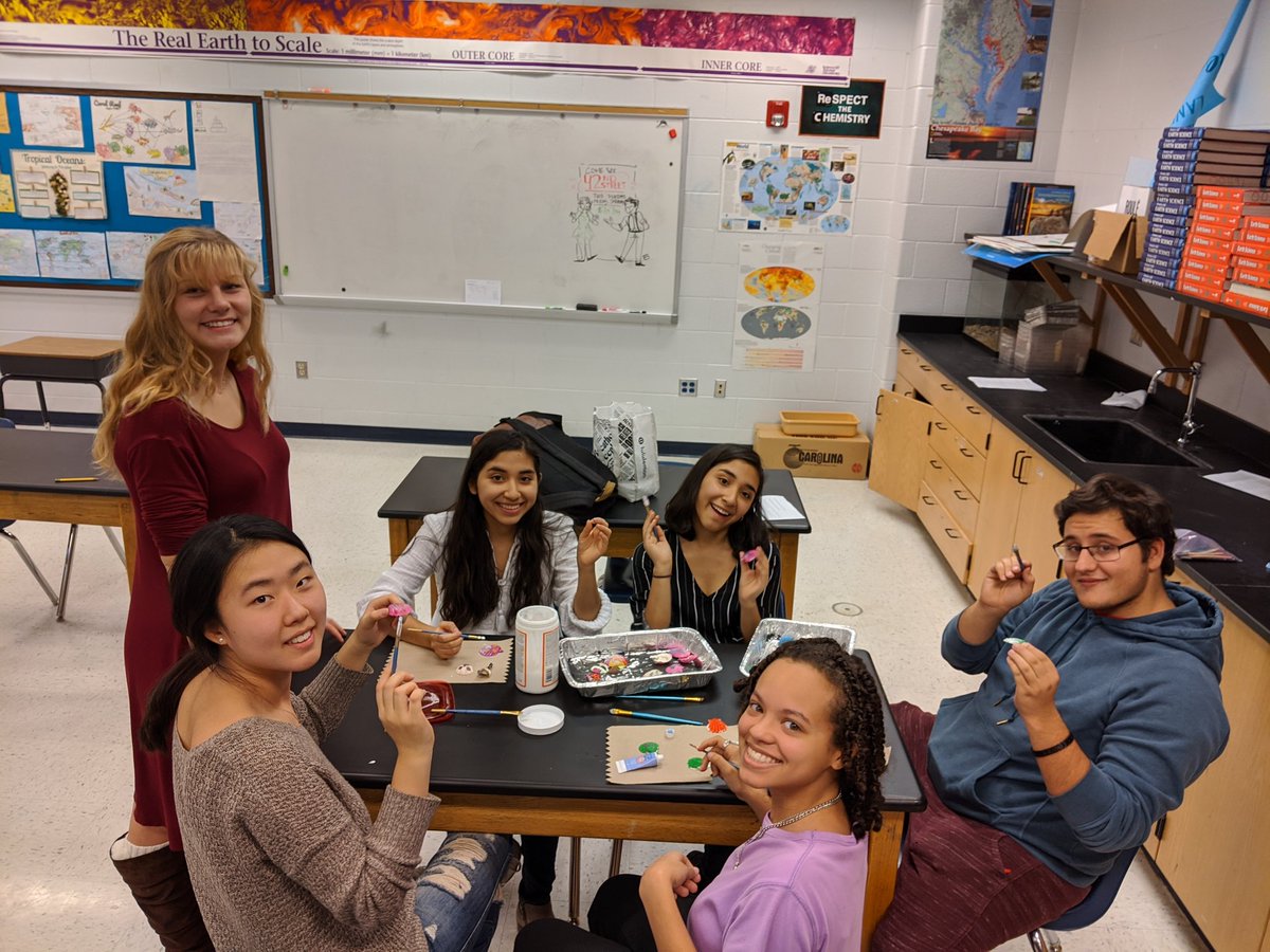 TejneckyLab's tweet photo. Cosby Sea taking break from can crushing to paint #cosbySeaShells to raise awareness of environmental issues #WeAreCosby https://t.co/ntz0QsuDcK