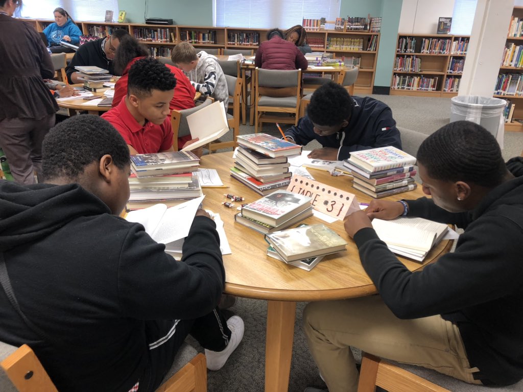 dallastexasedu's tweet photo. “Book tastings” to introduce students to different genres and to excite them about reading. Students even checked out books to read over break! https://t.co/YjidQPzGeJ