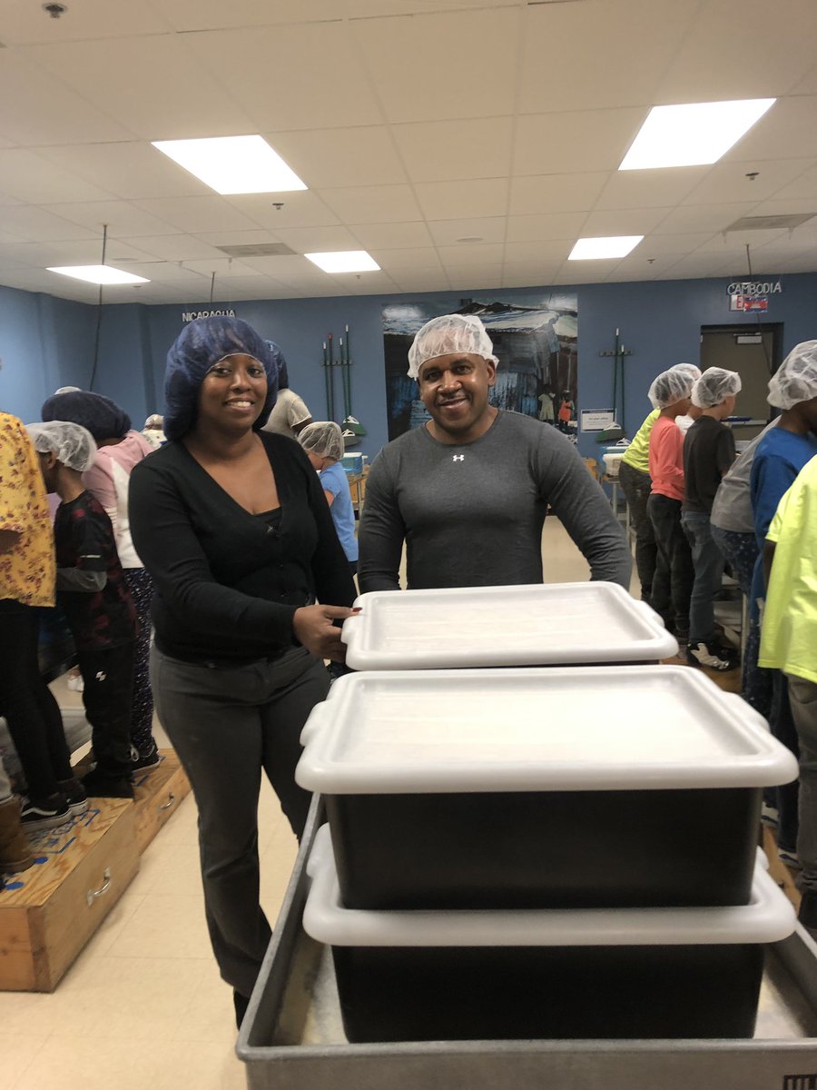 The_Vanntastics's tweet photo. Thank you, parents, for helping us pack! https://t.co/B9W41UCIPV
