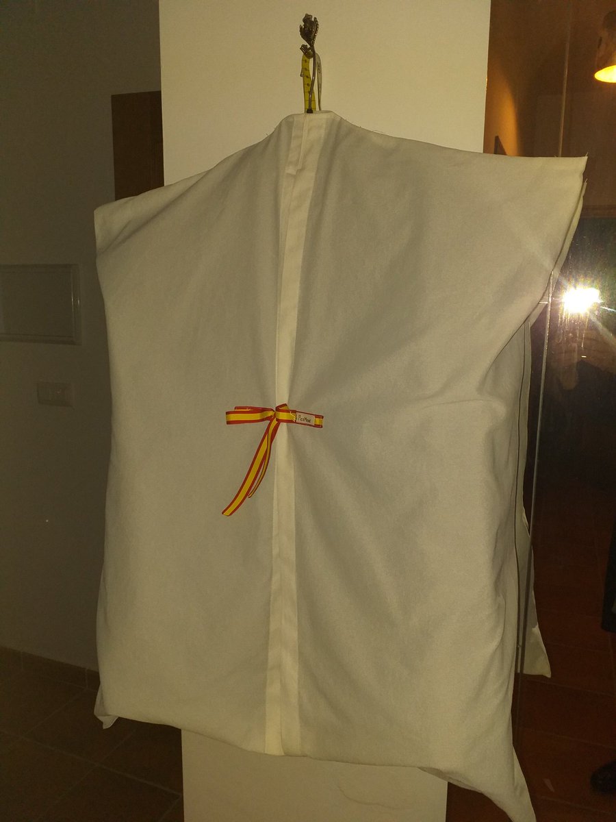PicoMene's tweet photo. Un jubón mas terminado.
Pero ya lo veréis por la calle.
¿Saben que es lo que más me gusta? Que lo que yo hago sirve para disfrutar.
#fashion #costuraartesana #clasico #jubon #moda #barroco #marca #picomene #siglodeoro #terciosespañoles #artesania #unica https://t.co/wQpPTkxkdV
