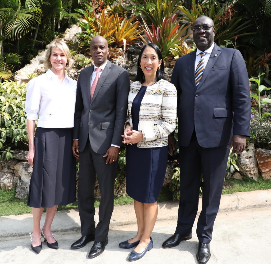moisejovenel's tweet photo. Je me suis entretenu avec l’Ambassadeur des États-Unis auprès de l’ONU, Mme Kelly CRAFT, autour des voies et moyens à mettre en œuvre, dans le cadre d’un dialogue inclusif, en vue de parvenir à une résolution consensuelle de la crise politique que connaît le pays. https://t.co/NFxPdsHEuk