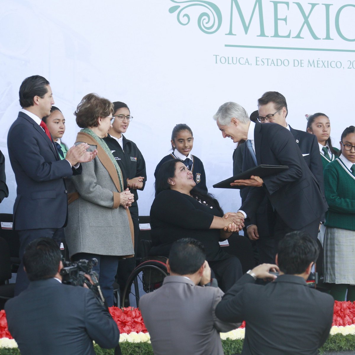 alexfedezcam's tweet photo. Durante la Ceremonia por el Aniversario de la #RevoluciónMexicana alumnos de la @SeducEdoMex participaron con tablas gimnásticas, y el Gobernador @alfredodelmazo entregó el Premio Estatal del Deporte a @Perlapower @yahel_castillo @IbezZully y Stefan Marinov. ¡Felicidades! https://t.co/VRguMD71Ez