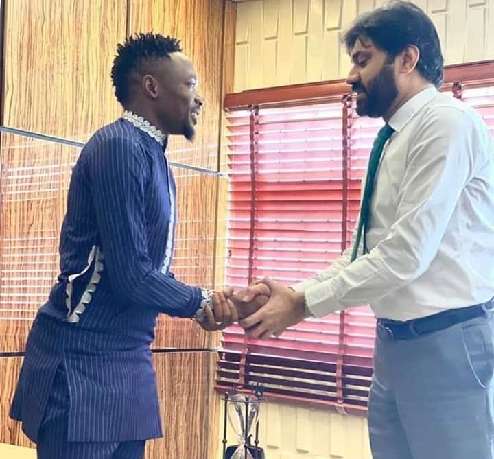 Mubarack_Umar's tweet photo. The @NGSuperEagles and @AlNassrFC_EN forward, @Ahmedmusa718, has signed agreement with @SkylineUNigeria to sponsor 100 Students from his pocket, as he becomes the University's ambassador, promised to continue with the good gesture towards advancing sports activities. https://t.co/pc6D9yavHt