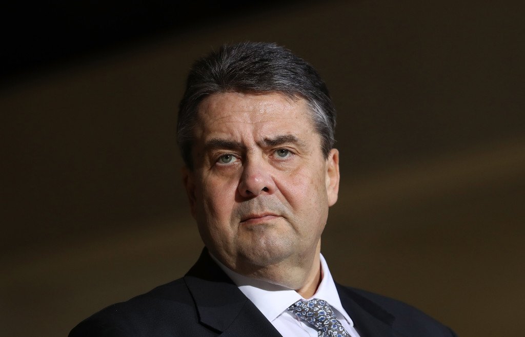 LuciferVaas's tweet photo. Läuft frei rum. Bringt das die getöteten Stundenten aus Mexiko zurück ins Leben? Arschgeige!!! https://t.co/JJ3pgVdIcE