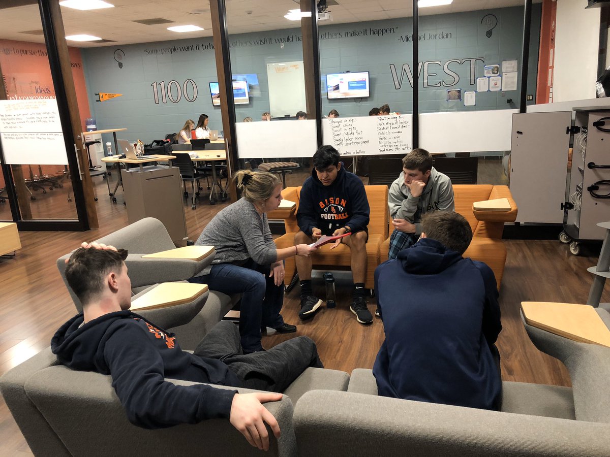 Roberts_BGbiz's tweet image. TY to Kelly Switt for helping @District214 @BG_Bison entrepreneurs formulate their revenue &amp;amp; expenses #COGS #startupcosts #SG&amp;amp;A #profit #214OneDay @bott_jeff @incubatoredu
