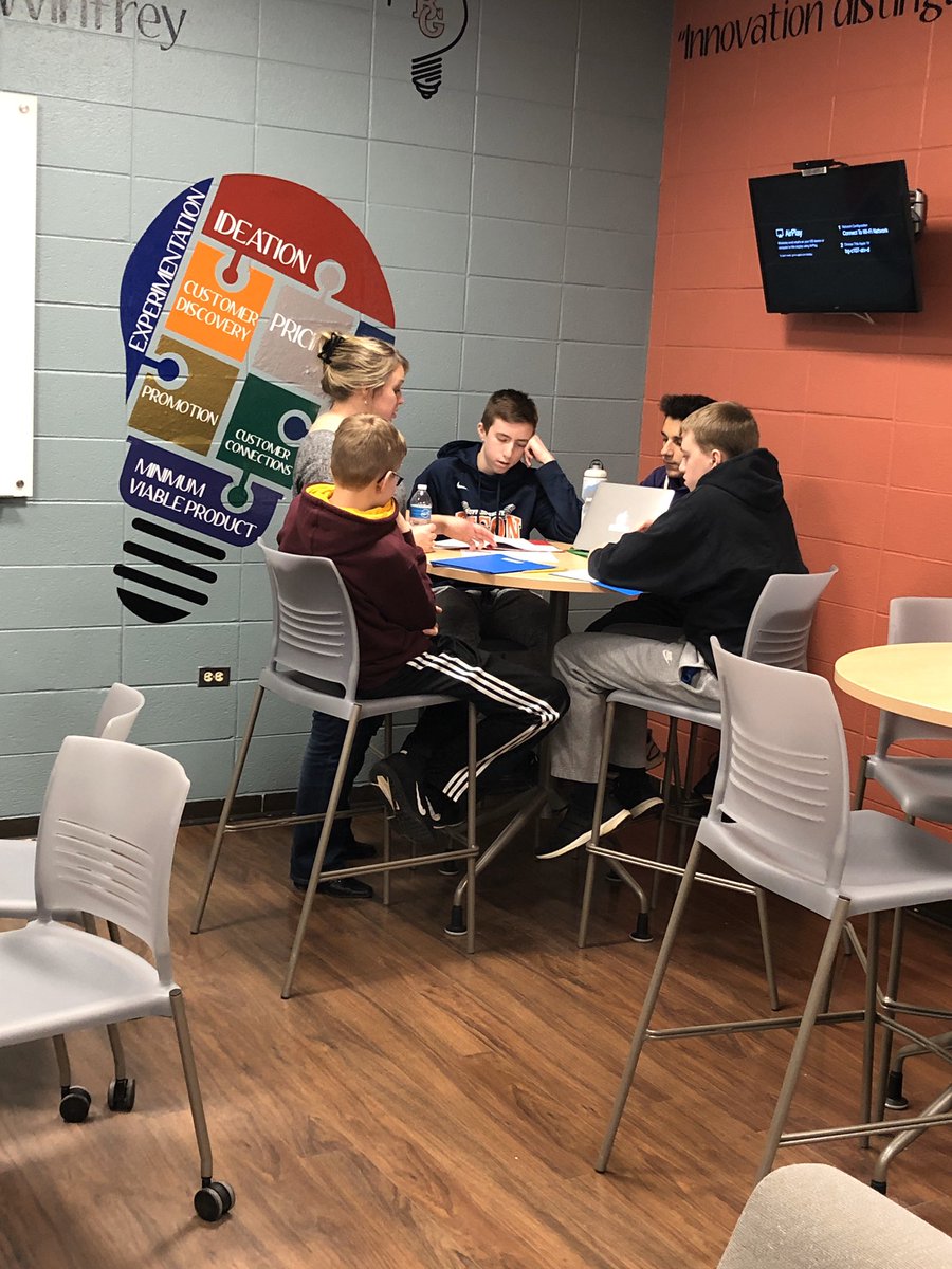 Roberts_BGbiz's tweet image. TY to Kelly Switt for helping @District214 @BG_Bison entrepreneurs formulate their revenue &amp;amp; expenses #COGS #startupcosts #SG&amp;amp;A #profit #214OneDay @bott_jeff @incubatoredu