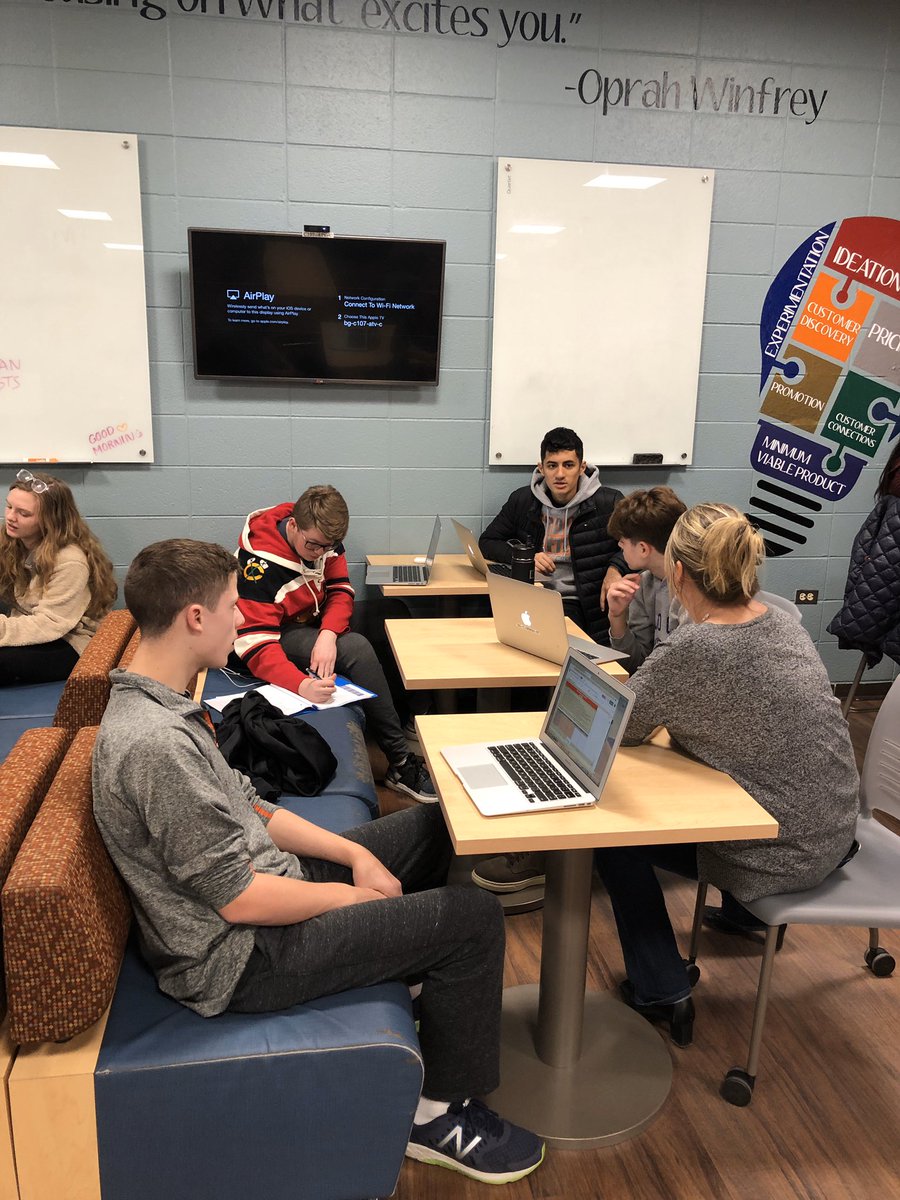 Roberts_BGbiz's tweet image. TY to Kelly Switt for helping @District214 @BG_Bison entrepreneurs formulate their revenue &amp;amp; expenses #COGS #startupcosts #SG&amp;amp;A #profit #214OneDay @bott_jeff @incubatoredu