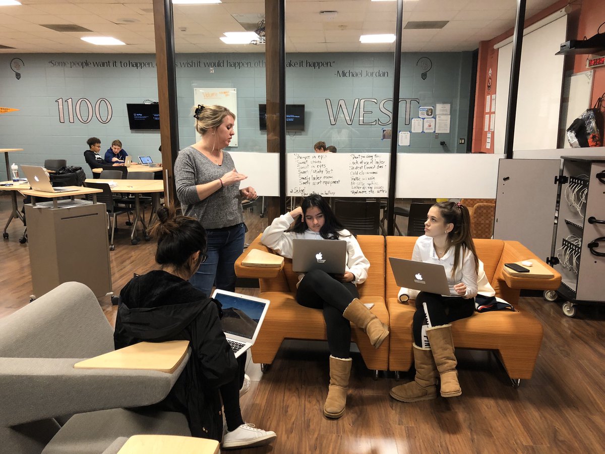 Roberts_BGbiz's tweet image. TY to Kelly Switt for helping @District214 @BG_Bison entrepreneurs formulate their revenue &amp;amp; expenses #COGS #startupcosts #SG&amp;amp;A #profit #214OneDay @bott_jeff @incubatoredu