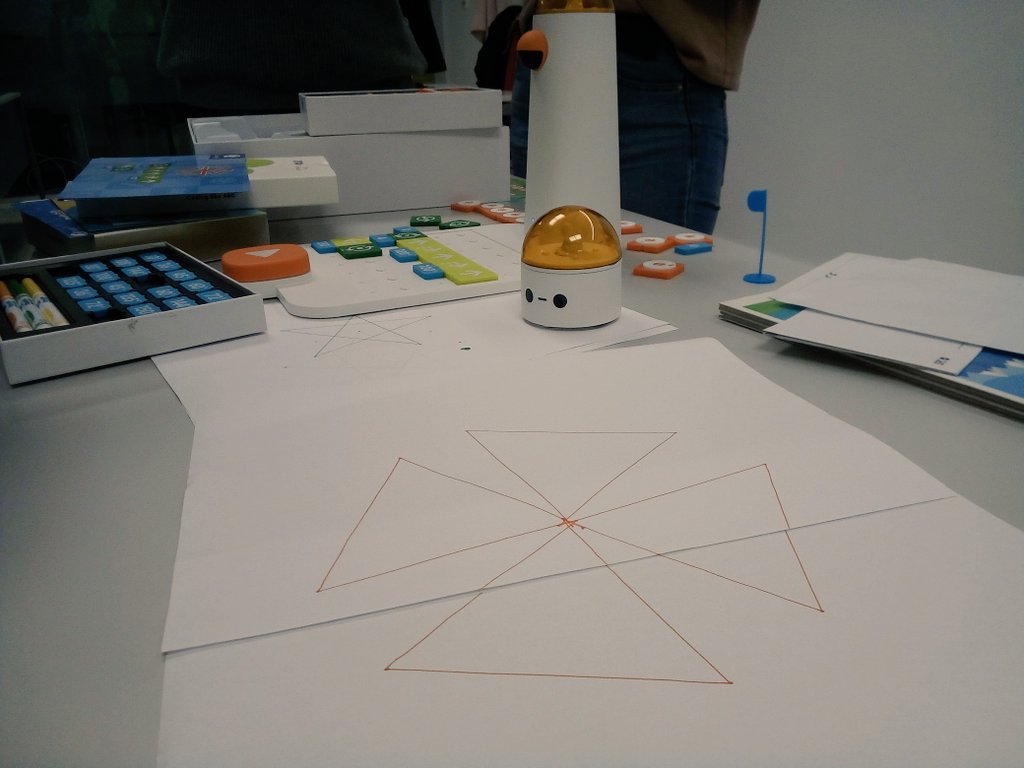 El_Pato_Cosmico's tweet image. Aquí, haciendo trabajar a Manolete y a Manolín, robots por cortesía de @SPC_robotics. Son pintores, músicos, bailarines, viajeros, lo que quieras, pero sobretodo, buena gente! #TicOsunaMaes @glorymorpe