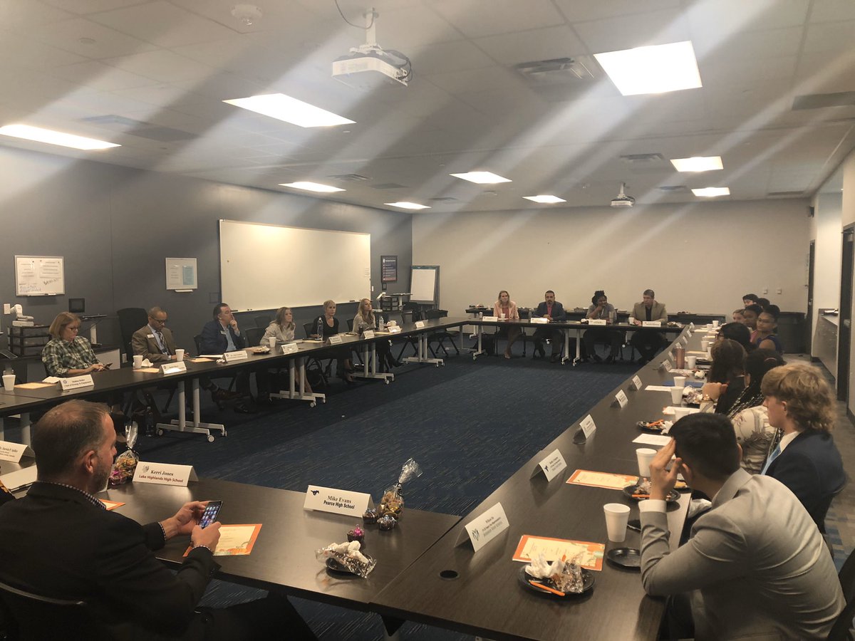 RichardsonISD's tweet photo. We’re grateful to have student leaders who provide support and engagement for the district vision along with a leadership team and Board who work closely with them and value their input and dedication!! #RISDsaysomething https://t.co/Apy3fEAz5p