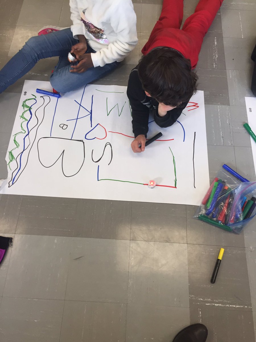 BenzidounFadila's tweet photo. Les élèves de 1# anneé sont contents d’exploiter les #ozobot #beebot #DASH  à #stiamviamonde @ZianiSan @CSViamondeEAV @leocanada @MmeJoGirard https://t.co/B9w9jN6IHF