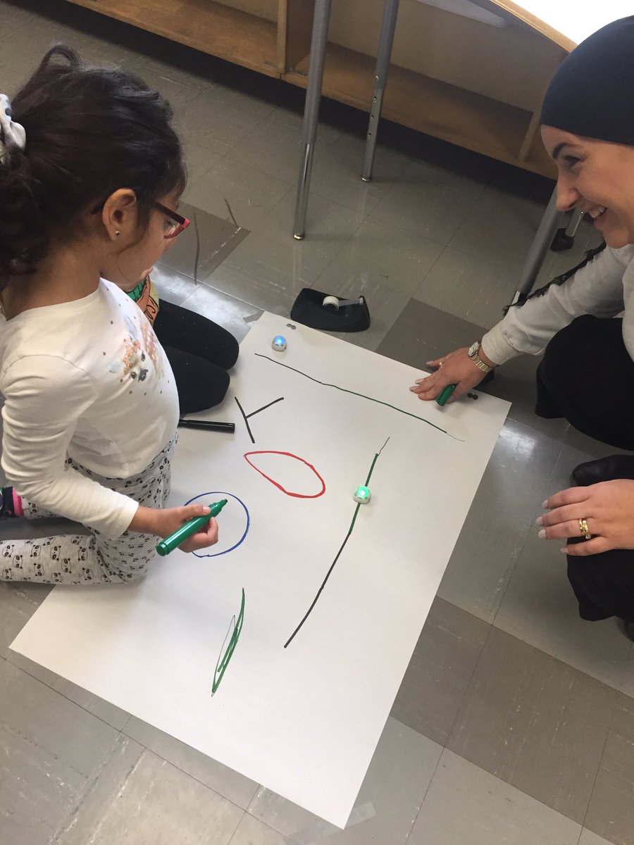 BenzidounFadila's tweet photo. Les élèves de 1# anneé sont contents d’exploiter les #ozobot #beebot #DASH  à #stiamviamonde @ZianiSan @CSViamondeEAV @leocanada @MmeJoGirard https://t.co/B9w9jN6IHF