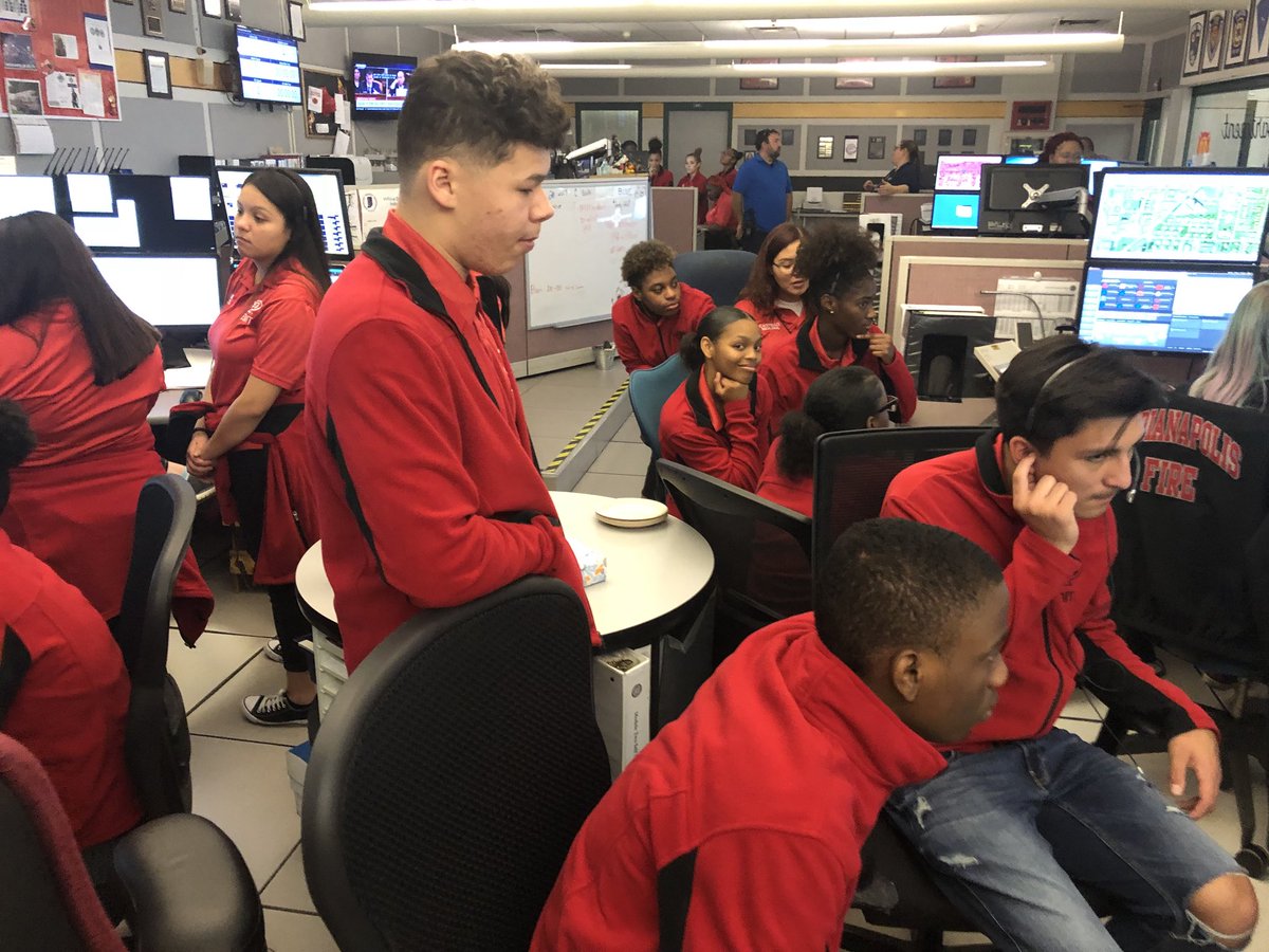 chiefhayes's tweet photo. EMT stu's learn how emergency dispatch calls are answered @PikeHighSchool @PikeSchools @HosaPike @Pike_CSC @Simsy716 @PHSVohland @phsyearbook75 https://t.co/MYNDiptCEk
