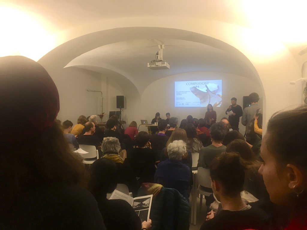 Sala gremita questa sera per Comp(H)Ost #4 – incontro con Diann Bauer, #artista visiva e cofondatrice del collettivo transnazionale #xenofemminista Laboria Cuboniks #imercoledìdeldesign #design #CompHOst #Torino #arte