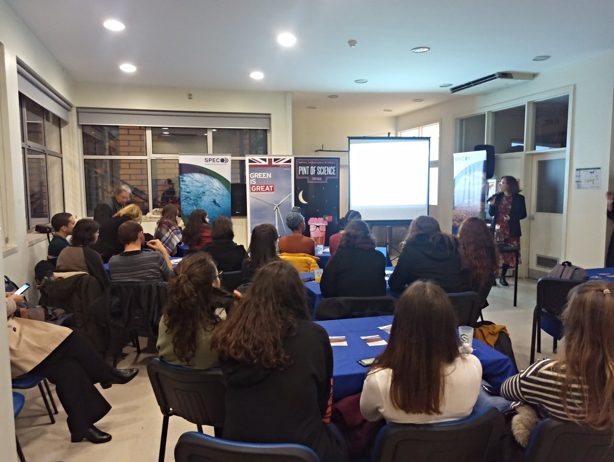 pintofsciencePT's tweet photo. Sala cheia na primeira sessão #pintofsciencept em parceria com a @aefcl!
@cmbranquinho inaugura a sessão e traz o impacto das alterações climáticas nos ecossistemas. @joanna_portugal apresentará logo de seguida!
Em parceria com: @ukinportugal, @FC_UL, @aefcl e @PortugalEcology https://t.co/vDS1syZz1K
