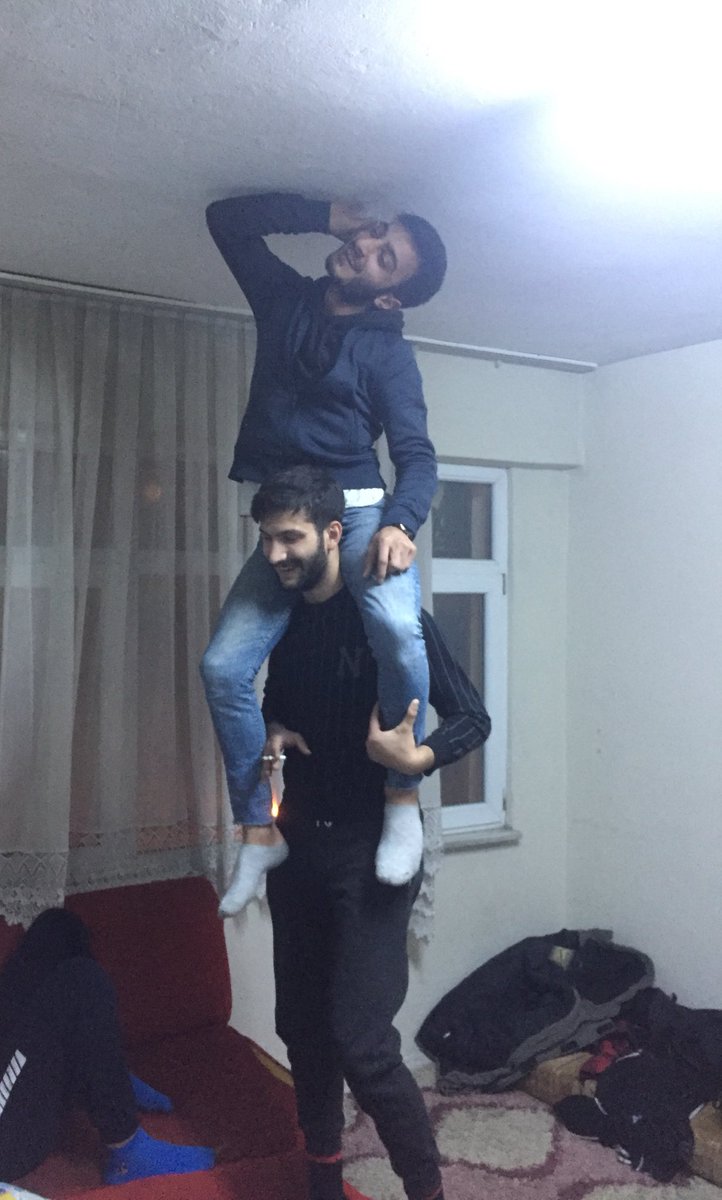 Vizeleri unutup üst katta oturan kızların kavgalarını dinliyoruzdur durumları vahim       
<a href="/omugiller/">OMÜ GİLLER</a>