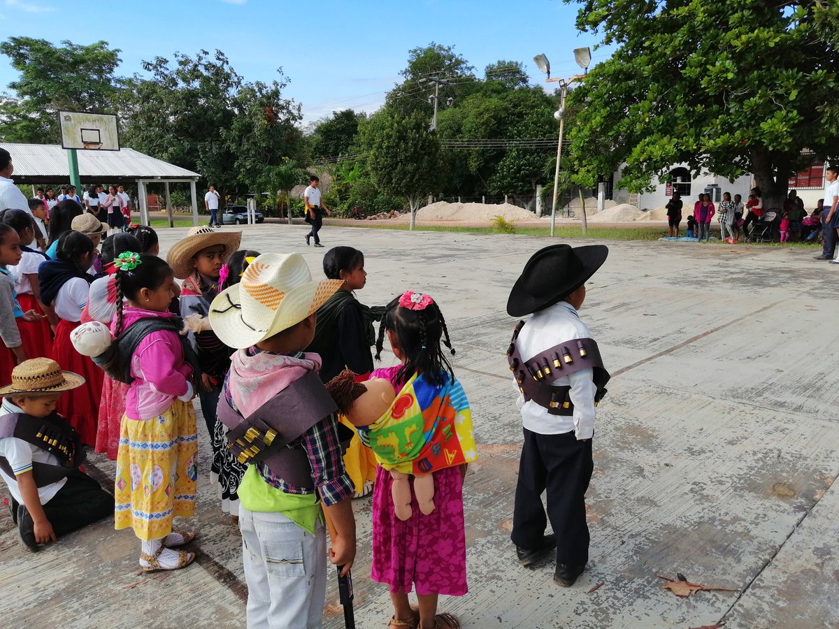 isaac_alvarad's tweet photo. #Desfile conmemorando la #RevolucionMexicana #Caanlumil #Bacalar #interniveles #preescolar #primaria #Telesecundaria https://t.co/xXwJmHGoef https://t.co/5noxvSSze0