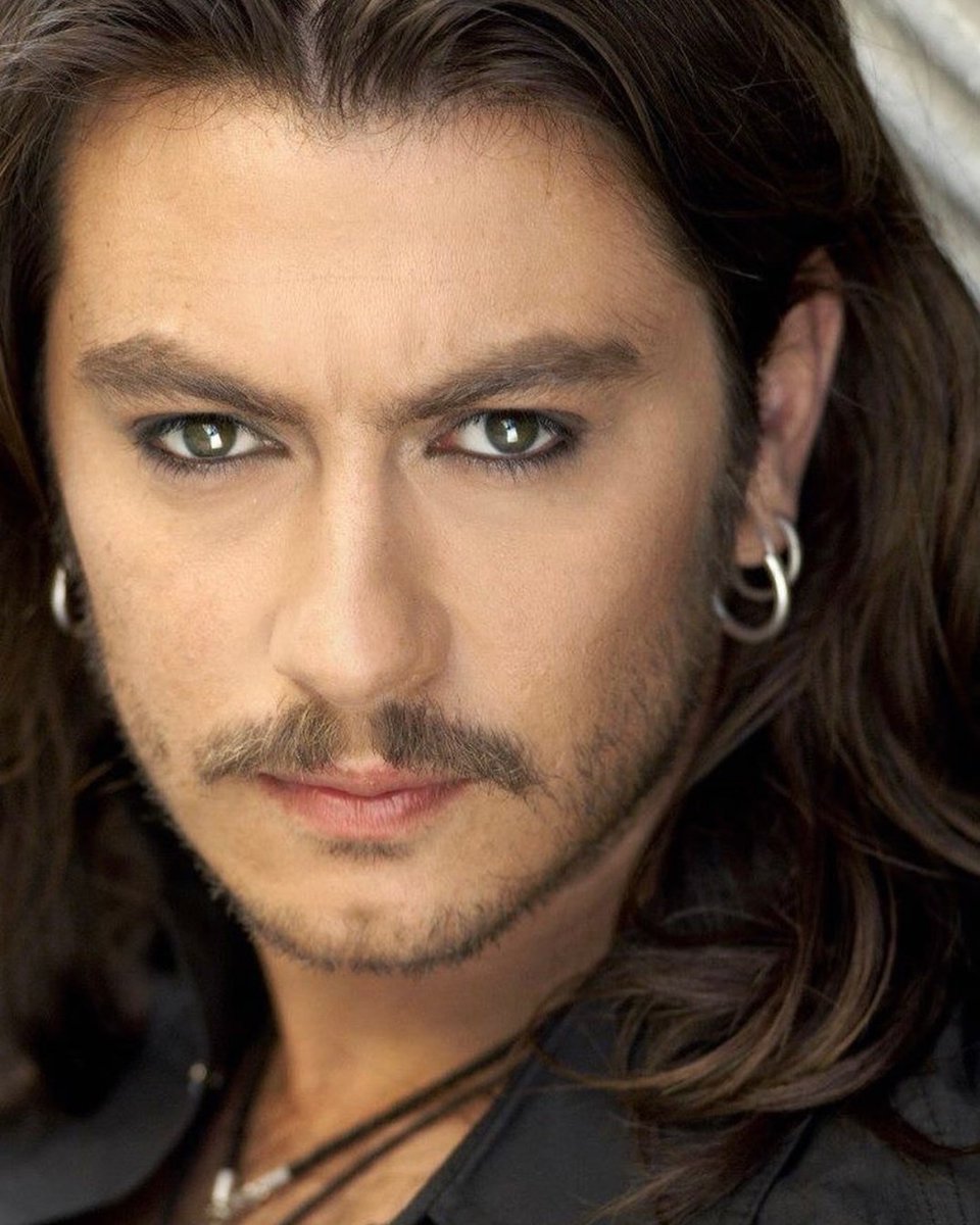 Özlediğim şimdi çok uzaklarda...