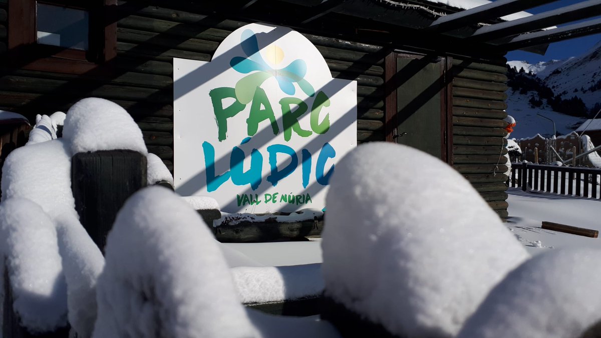 ValldeNuria's tweet photo. Estem d'enhorabona!📣Les nevades ens permeten fer un tast de neu amb els petits de la família al Parc Lúdic!☃️El proper cap de setmana 23-24 gaudirem de les pistes de trineus, tubbing...👉https://t.co/EPtfVc2dnM #etsdeValldeNúria #turismefamiliar #PirineuCatalà #pirineus #trineus https://t.co/UBMfQD34aN