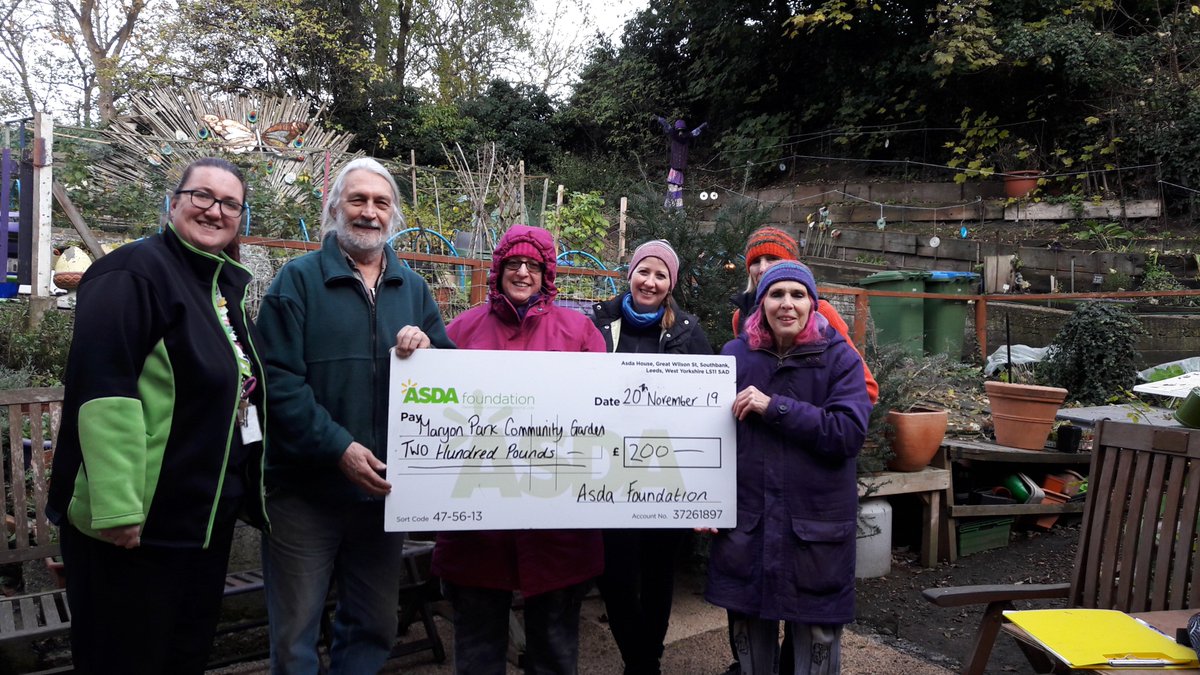 Caroline, from the Charlton ASDA store came to the garden to present a £200 cheque from the ASDA 'Green Token' voting scheme. Thank you to ASDA and everybody who voted for the Community Garden.