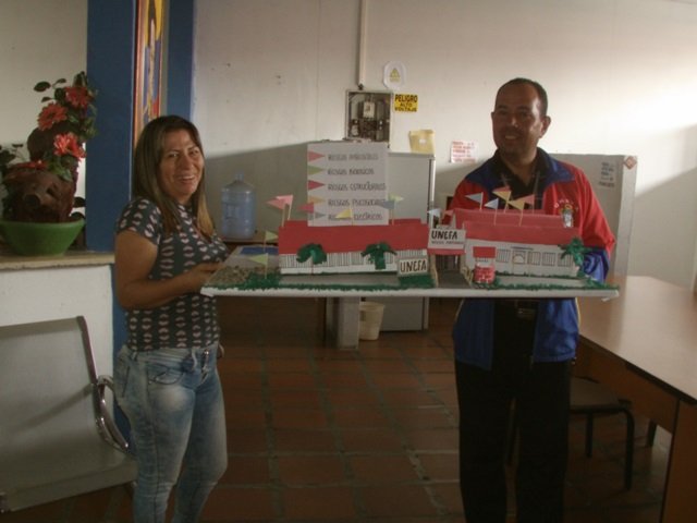 NoticiasunefaP's tweet photo. #19NOV19 MSc. Carmen Rangel responsable del ET Polo de Investigación de #SedeGuanare #NucleoPortuguesa, hace entrega de una maqueta de gestión de riesgo a Lcdo. Lenin Álvarez, Jefe Seguridad y Protección del Núcleo. @angiolillofp @SalaUnefa @unefa_ve @UnefaVrrLlanos @unefavac https://t.co/Rj7dhbIzzT