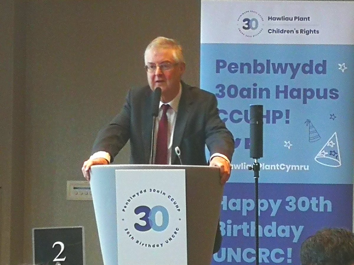 Hawliau Plant 📃
"We are rebuilding the Youth Service here in Wales even in an era of profound and damaging austerity.” - @fmwales, <a href="/MarkDrakeford/">Mark Drakeford 🏴󠁧󠁢󠁷󠁬󠁳󠁿</a>, at an event today to celebrate 30 years since the United Nations Convention on the Rights of the Child (#UNCRC). 
#ChildrensRights