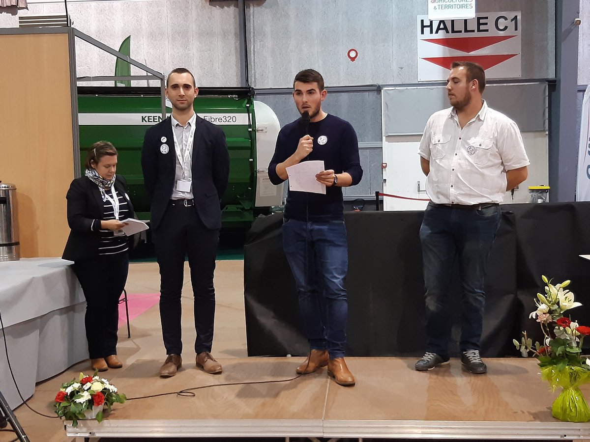 TechElevage's tweet photo. Ouverture de la soirée des @JAVendee, une première à #TE2019 : la soirée des jeunes ambassadeurs de la ruralité. Une belle soirée qui met en évidence des initiatives de JA sur le territoire de la @DepVendee https://t.co/Q58CJx32lv