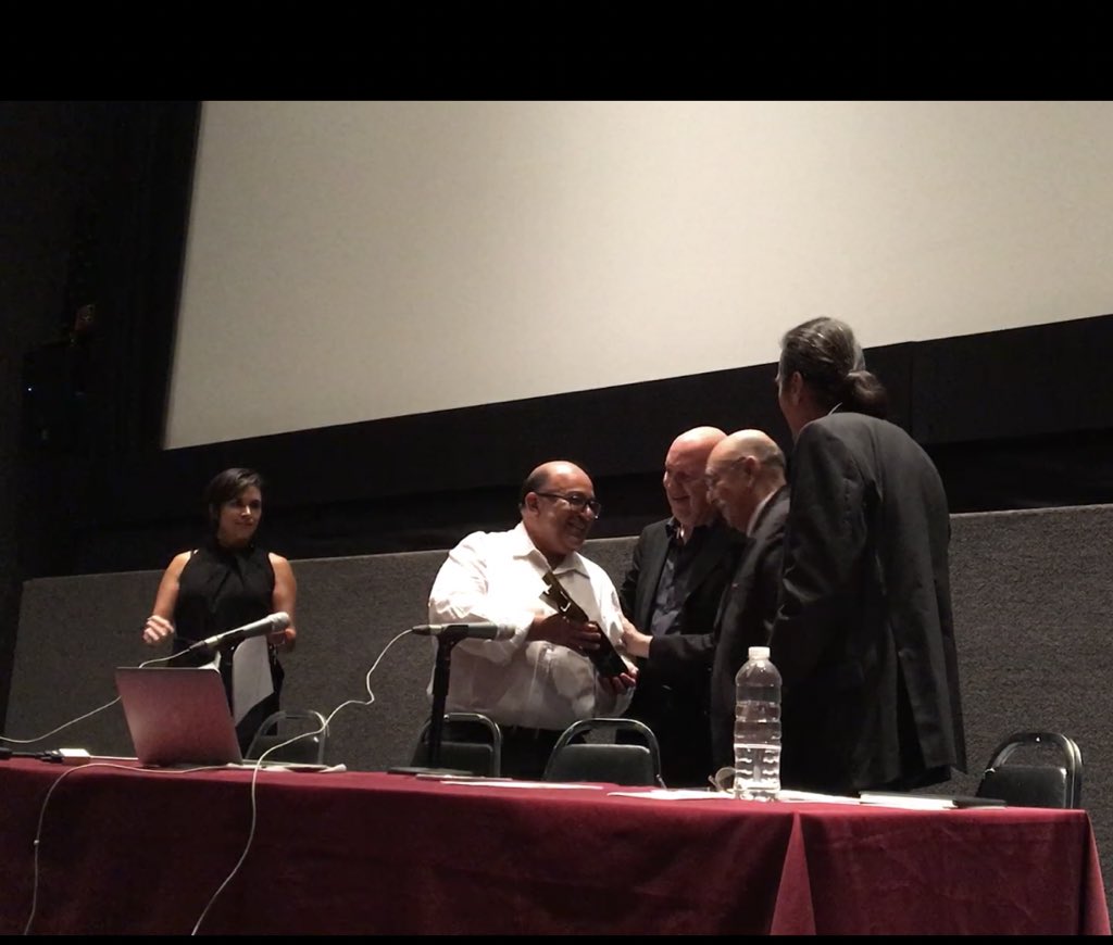 LuzdelNorteLat's tweet image. Alfonso Morales recibió el reconocimiento #LuzDelNorte por su trayectoria de más de 20 años leyendo la imagen.