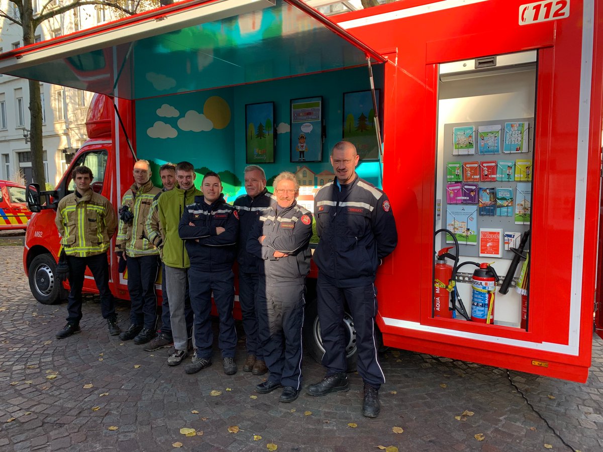 BrandveiligKot's tweet photo. Vandaag stonden we met ons voorlichtingsvoertuig Van Vlam samen met Fire Safety Truck van @vzwOscare en de collega's van @BWZoneRand op #ISES2019 in @Stad_Antwerpen. Samen @LFBrandveilig. #LeefBrandveilig https://t.co/NIRrXBoHJy