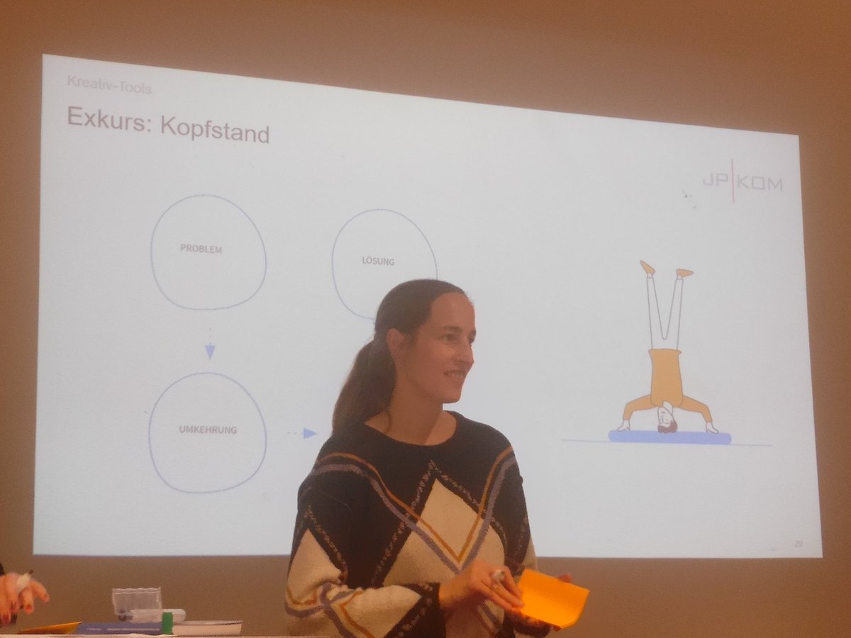 PilarTweets's tweet photo. Größter Take Away des Workshops mit @AnneTessmer &amp; @IGrunberger von @JP_KOM: Bei Problemen einfach mal einen Kopfstand probieren 🤸

@kommoguntia #kommoworkshop #youngprpros #learningbydoing https://t.co/F1GzUsM5qs