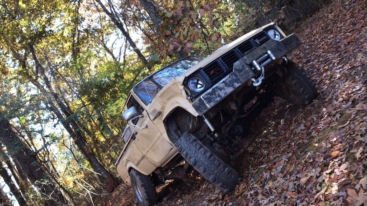 Loganshortt5's tweet photo. Sumbitch has got more beef than the fresh market under neath the front porch#rockcrawler #mint https://t.co/yD2XhNS0WV