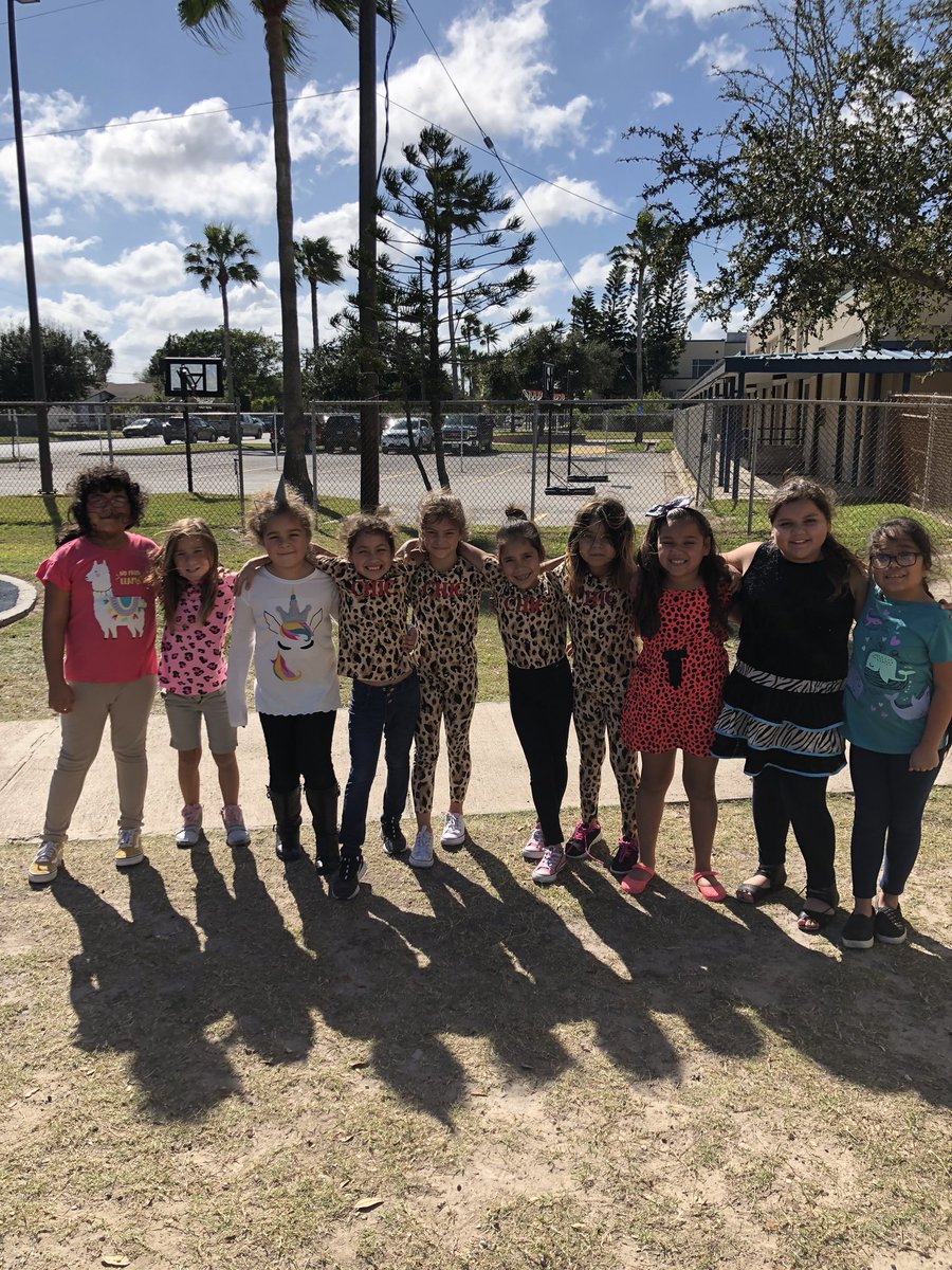cesparza78's tweet photo. We’re wild about college @GarrigaElem https://t.co/wmorn73cWk