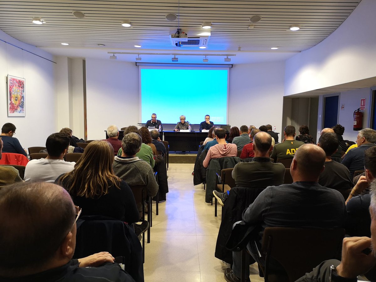 ElenaJuano's tweet photo. Important assistència a la Jornada de #PRL sector forestal Manresa. Organització #ACETREF, #ARESCAT i #ICSSL #alafeinacaprisc.
Anàlisi i millora de la sinistralitat i mesures preventives. Goig d'auditori fent èmfasi en la #PRL i la importància Seguretat i Salut en el Treball. https://t.co/Dtb3dgY9pu