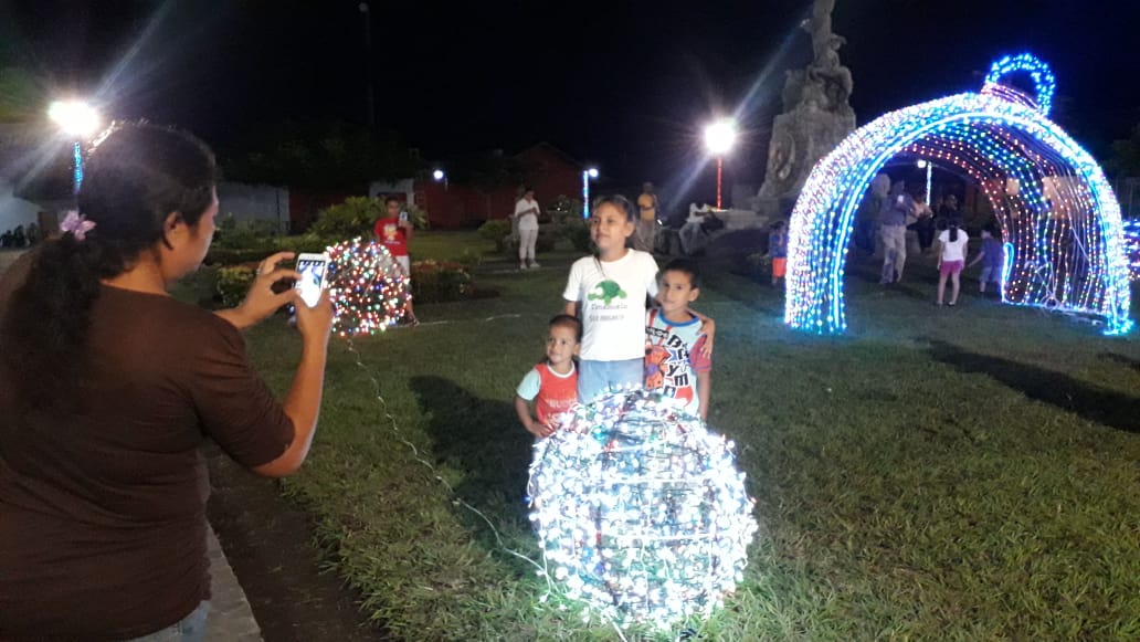 el19digital's tweet photo. #NicaraguaLinda

Familias de Granada, disfrutan del ambiente navideños en Plaza Darío https://t.co/bfI9JKw00p