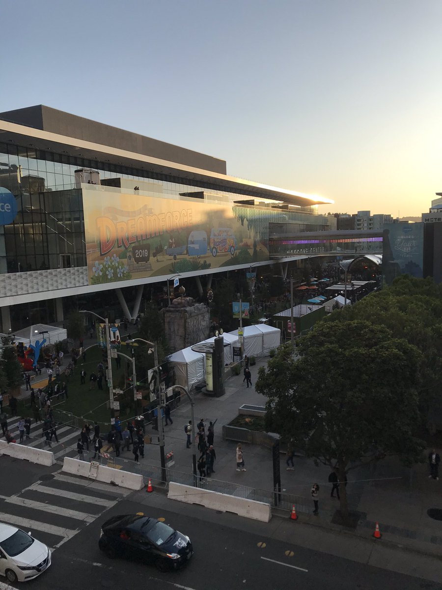 LaurenBolopue's tweet photo. Take a look at this amazing view for @DocuSignAPI After Dark isn’t it beautiful 😍😍 #DF19 #DocuSignLive https://t.co/mAq79D7loD