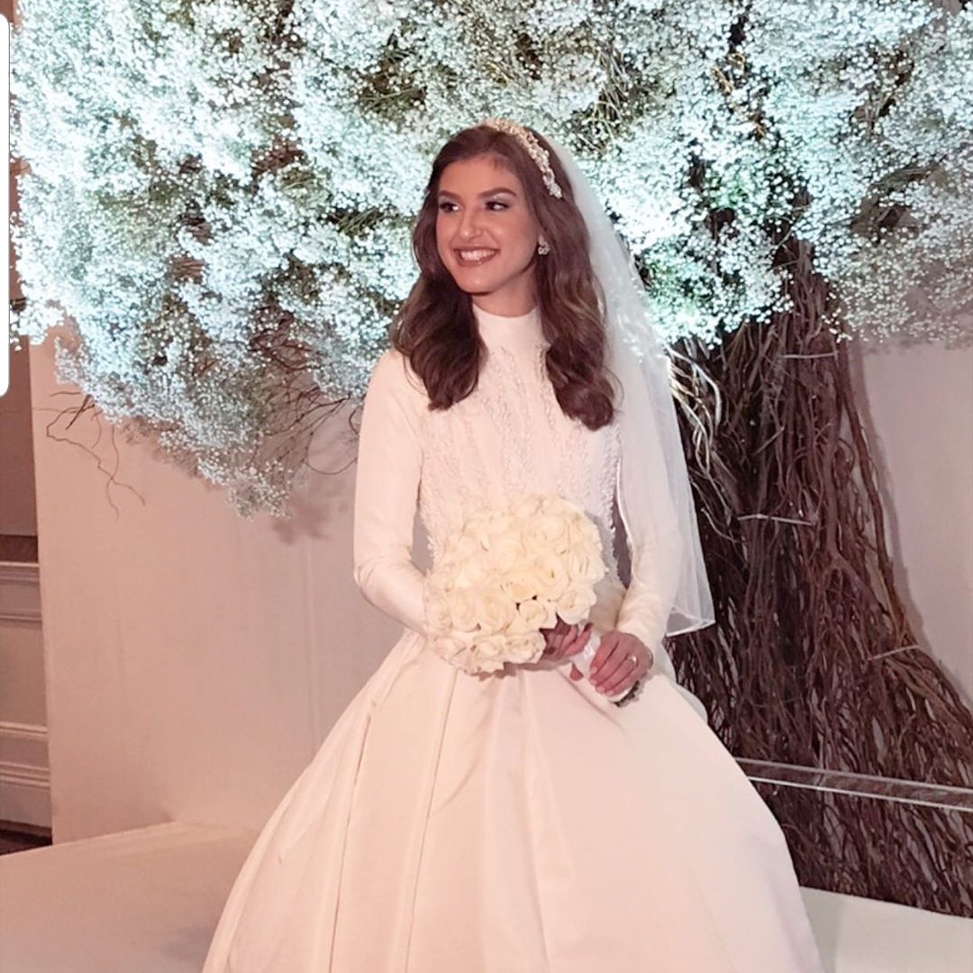 Sparkling #kallah  with stunning #floral backdrop

#mazeltov  #laketerrace #jewishbride
#bridalphotography

@visualimage_ny 
<a href="/creativestems/">Kellie</a> 
@hairwigsbyadina 
@miriamsokolmakeup