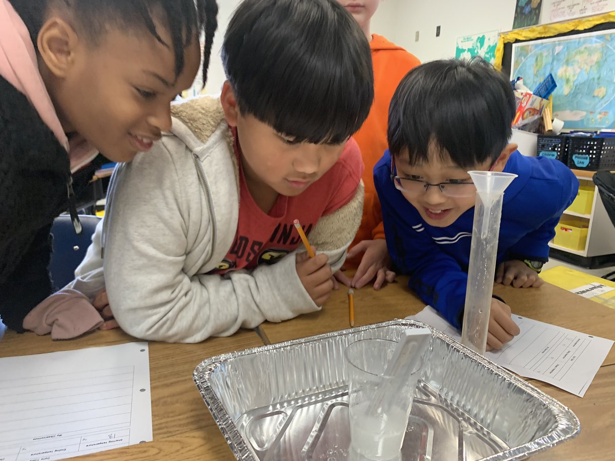elschulz_liz's tweet photo. Investigating the effect of adding baking soda to vinegar 🌡⏱🔍 @cfescolts @christinekully #coltspride #coltcountry https://t.co/7smRecF2ry