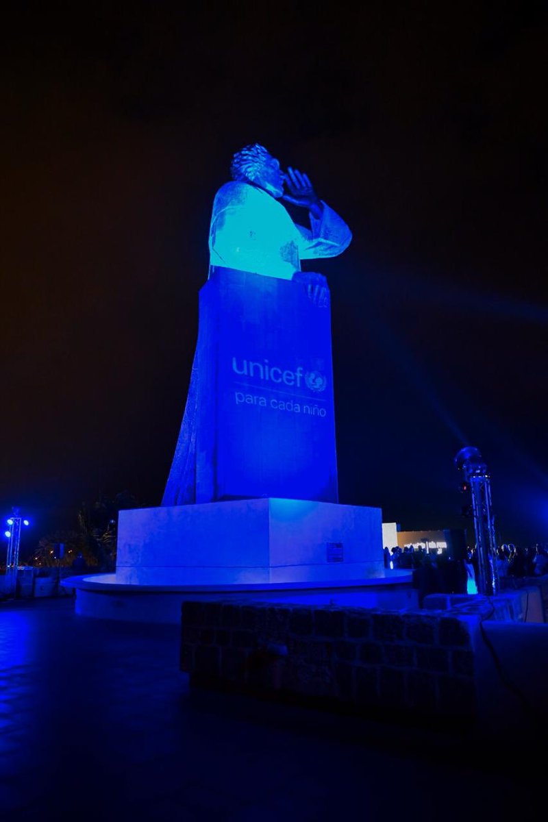Un lugar donde antes se cometían los peores crímenes contra la niñez por su abandono, hoy recibe a UNiCEF para conmemorar el Día Mundial de los Niños. En su honor este remozado monumento a Fray Antonio de Montesinos se iluminará de azul durante toda una semana.